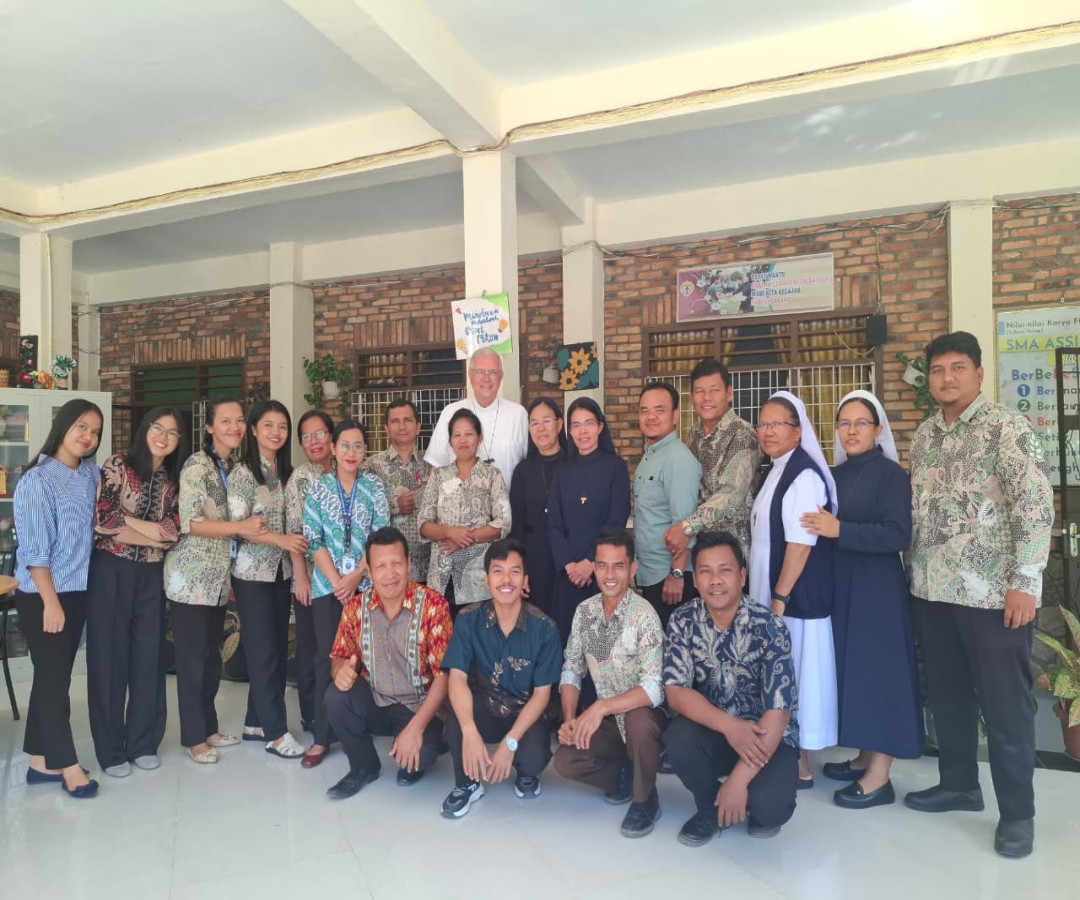 “Sukacita Penuh Berkat: SMA Assisi Menyambut Uskup Bernardo Bahlmann, OFM, dan Para Suster FCJM”